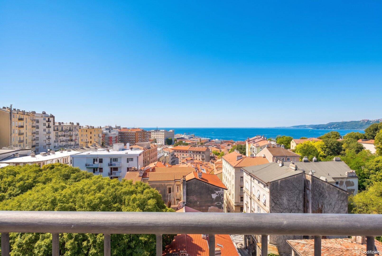 Panoramablick über die Stadt und das Meer von einem sonnigen Balkon.