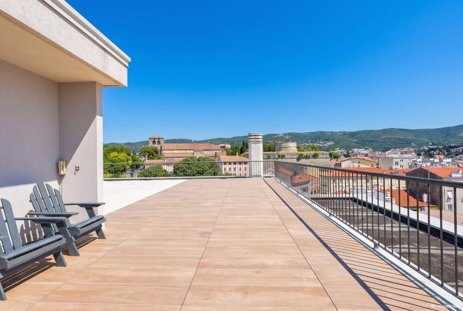 Geräumige Dachterrasse mit Sitzgelegenheiten und weitem Blick über die Stadt.