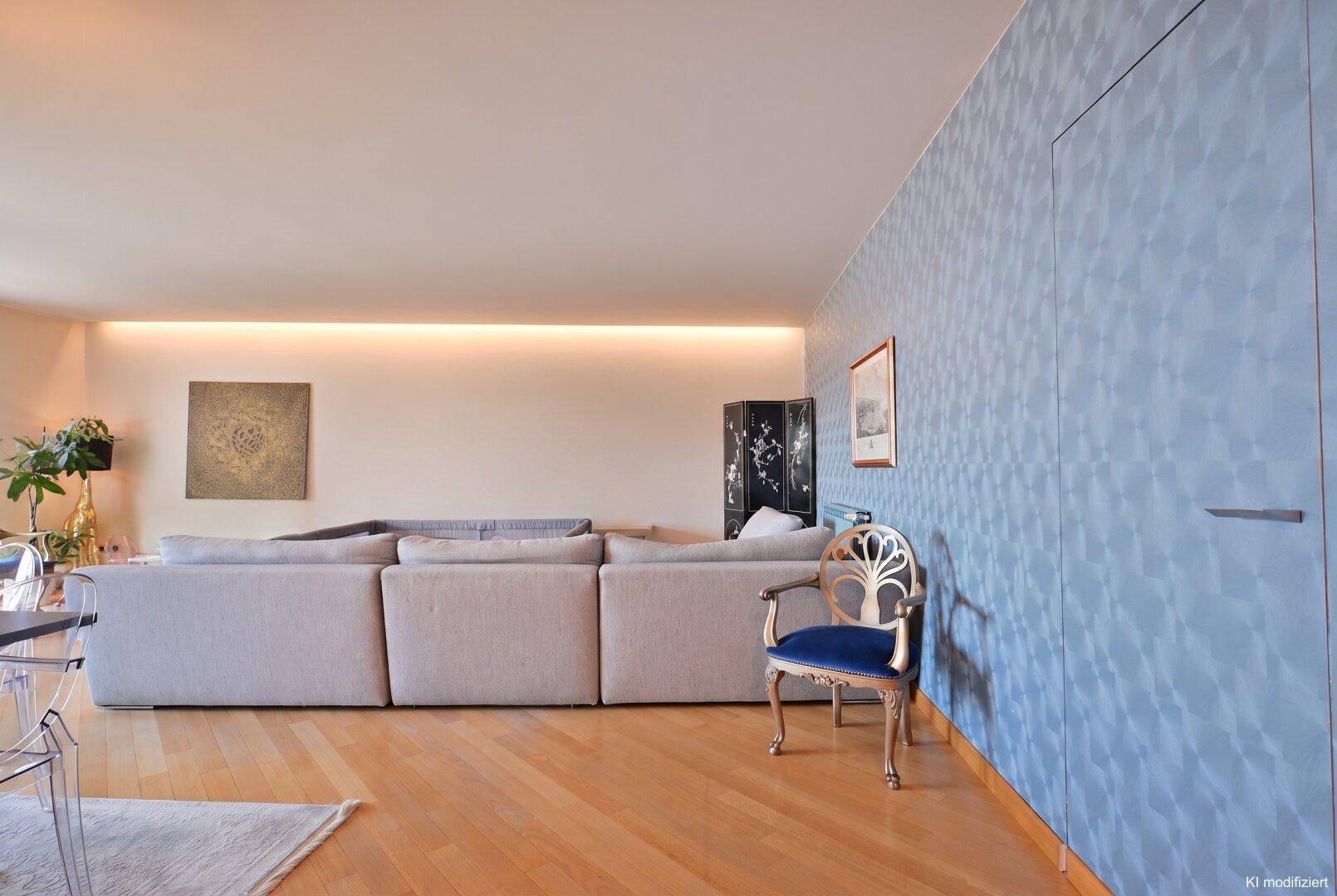 Modernes Wohnzimmer mit bequemer Couch, Holzboden und einer blauen Akzentwand.