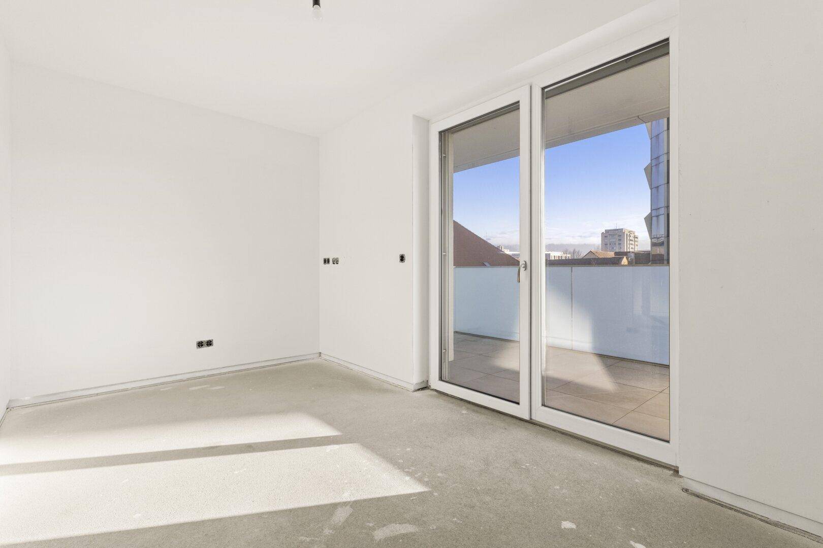 Helles Schlafzimmer mit Zugang zum Balkon und viel Tageslicht, ideal für eine ruhige Atmosphäre.