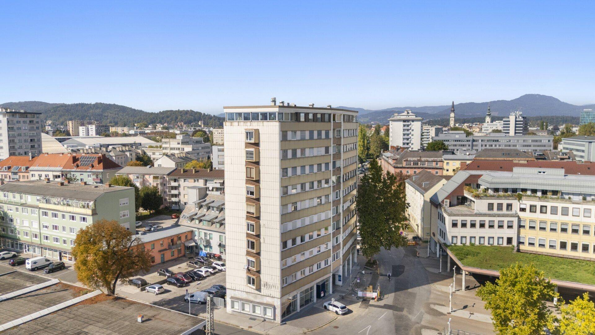 Panoramablick auf das moderne Wohngebäude im Stadtzentrum mit umliegender Bebauung.