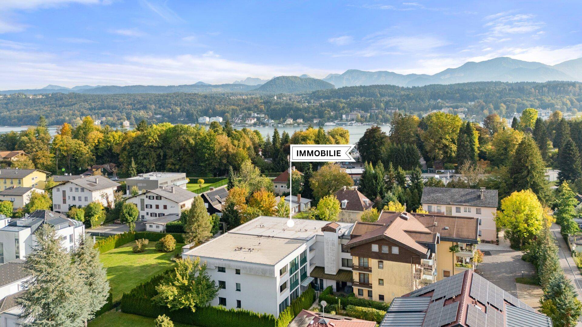 Panoramablick aus der Luft auf die Immobilie mit See- und Bergkulisse im Hintergrund.