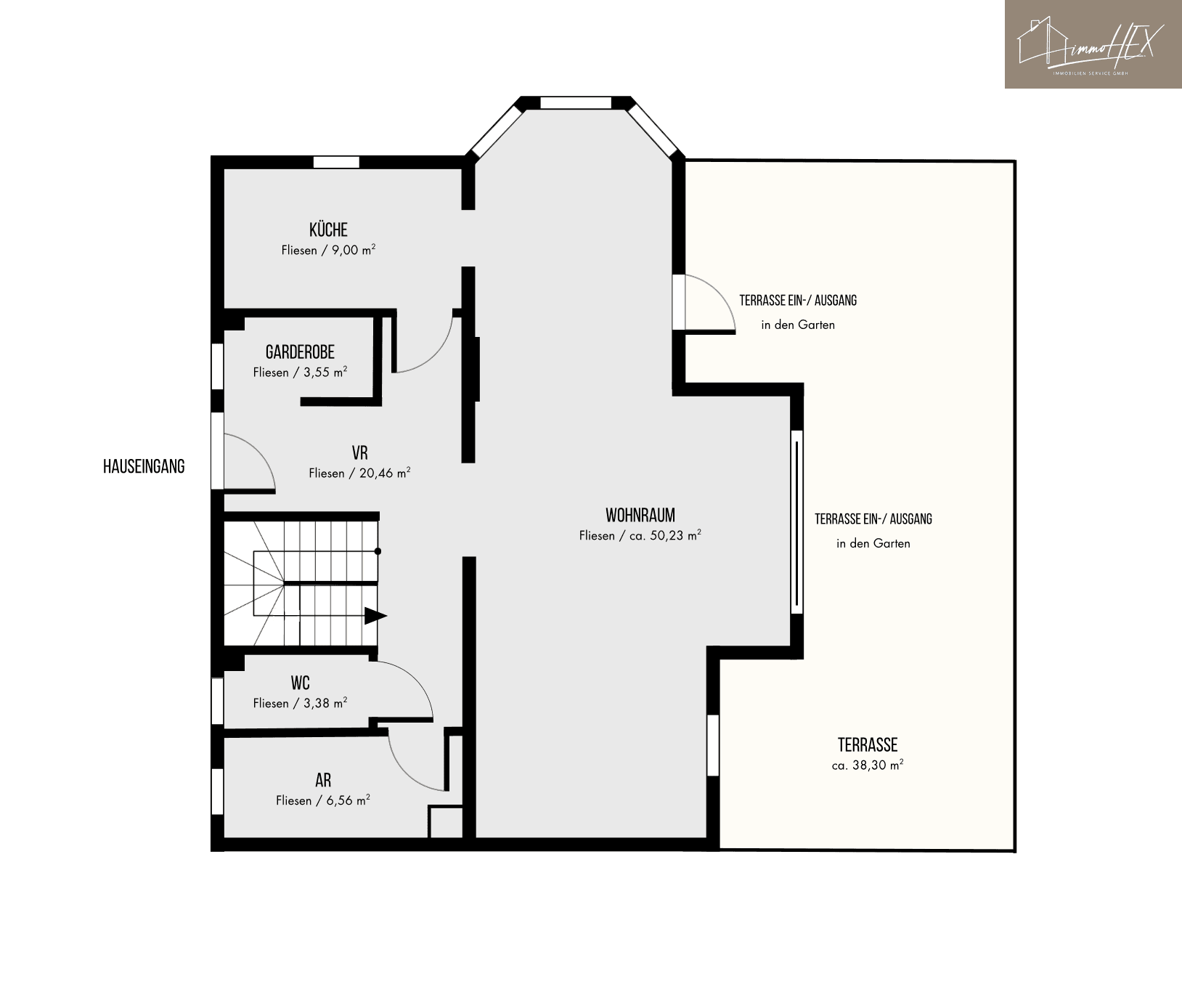 Grundriss des Erdgeschosses mit Küche, Wohnraum und Zugang zur großen Terrasse.