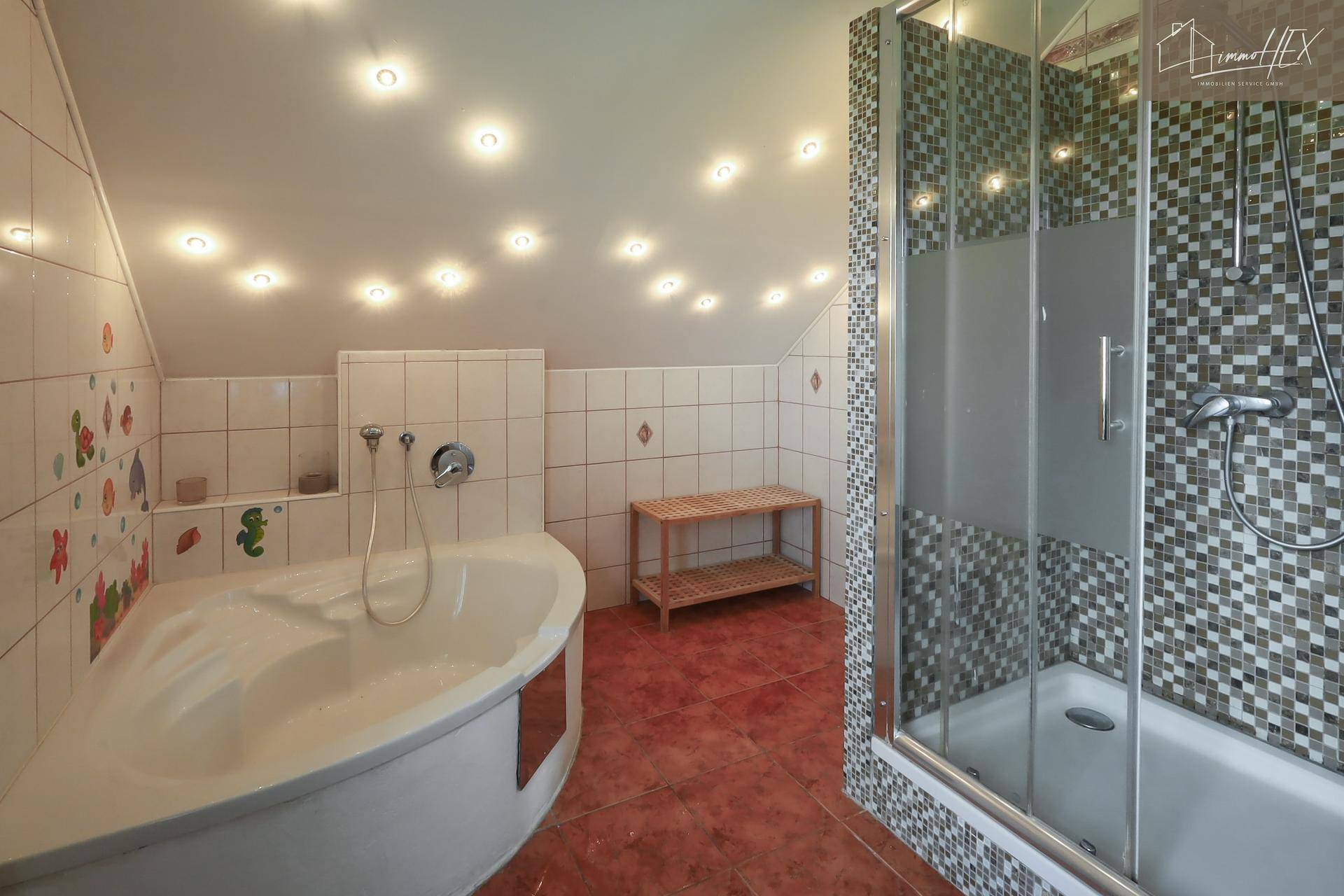 Modernes Badezimmer mit Eckbadewanne, begehbarer Dusche und Mosaikfliesen unter einer Dachschräge.