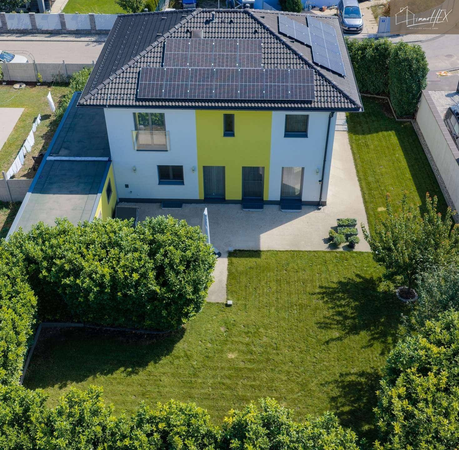Weitläufige Luftaufnahme des Grundstücks mit großem Garten, Haus und angrenzender Bebauung.