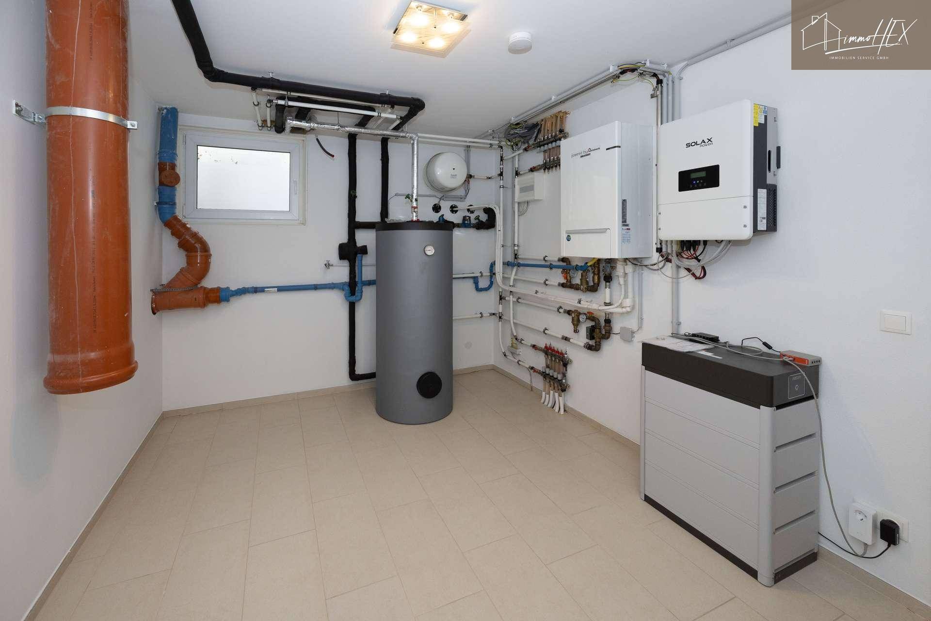 Technikraum mit Heizungsanlage, Warmwasserspeicher und Solax Power Wechselrichter.
