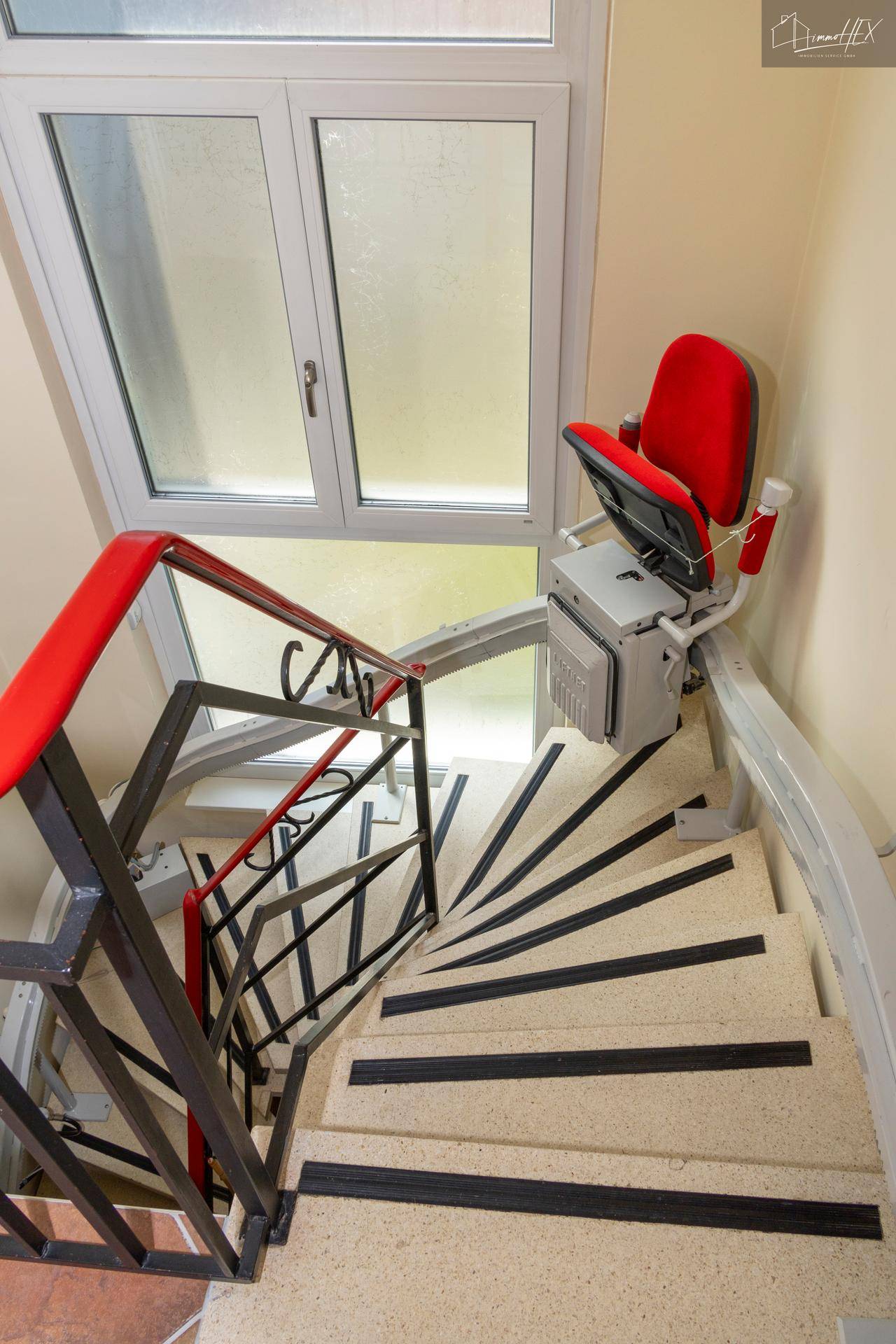 Stiegenaufgang mit Treppenlift