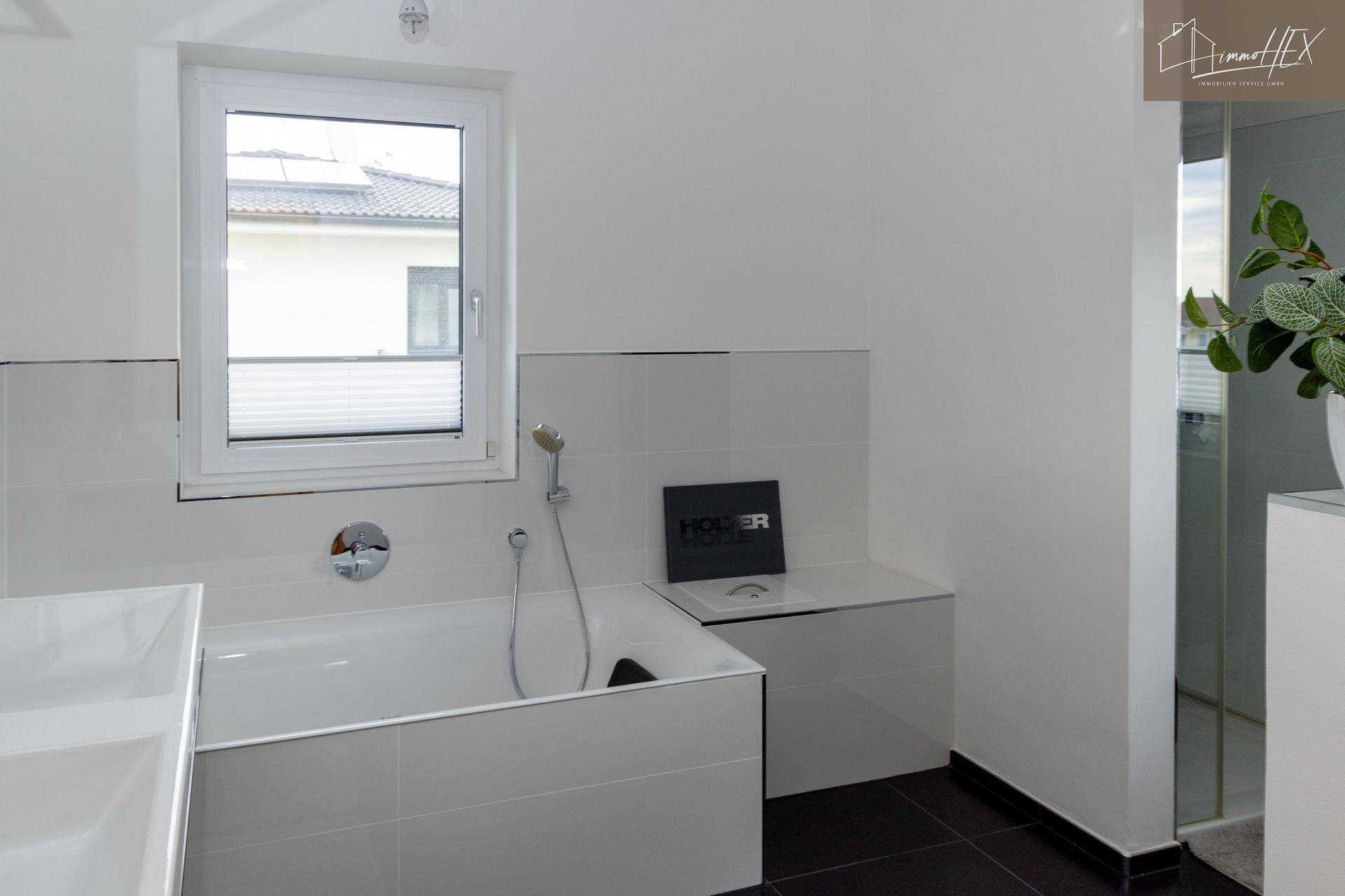 Elegante Badewanne unter einem Fenster im modernen Badezimmer, bietet Entspannung und Tageslicht.
