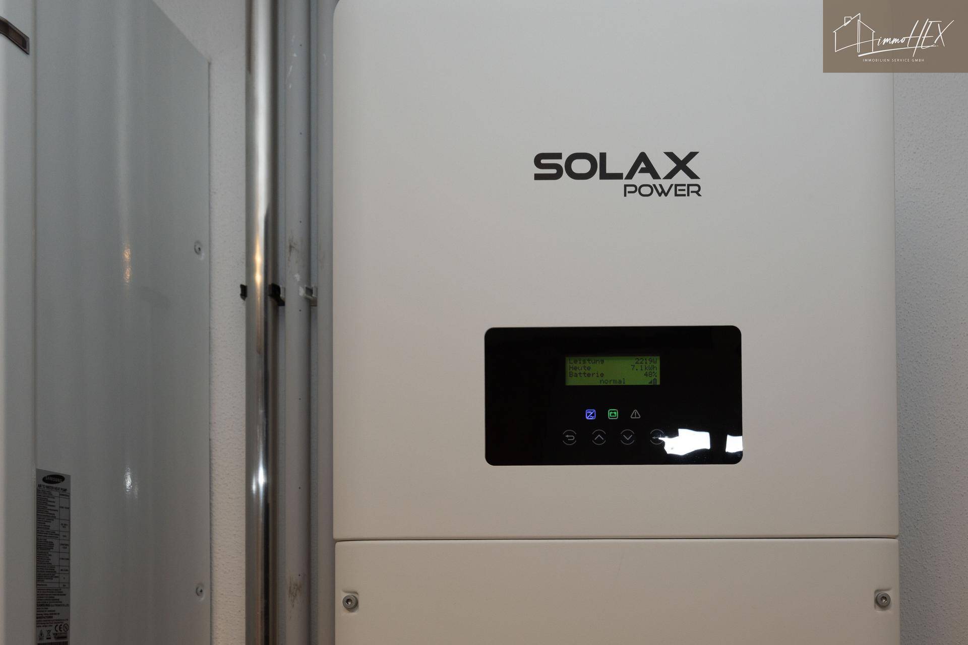Detailansicht des Solax Power Wechselrichters im Technikraum, für effiziente Energieverwaltung.
