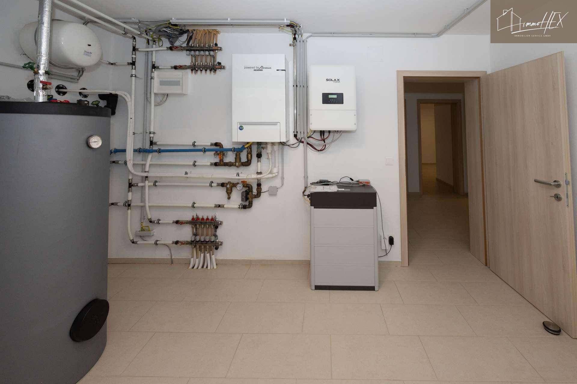 Technikraum mit moderner Heizungsanlage und Solax Power System, gut organisiert und sauber.