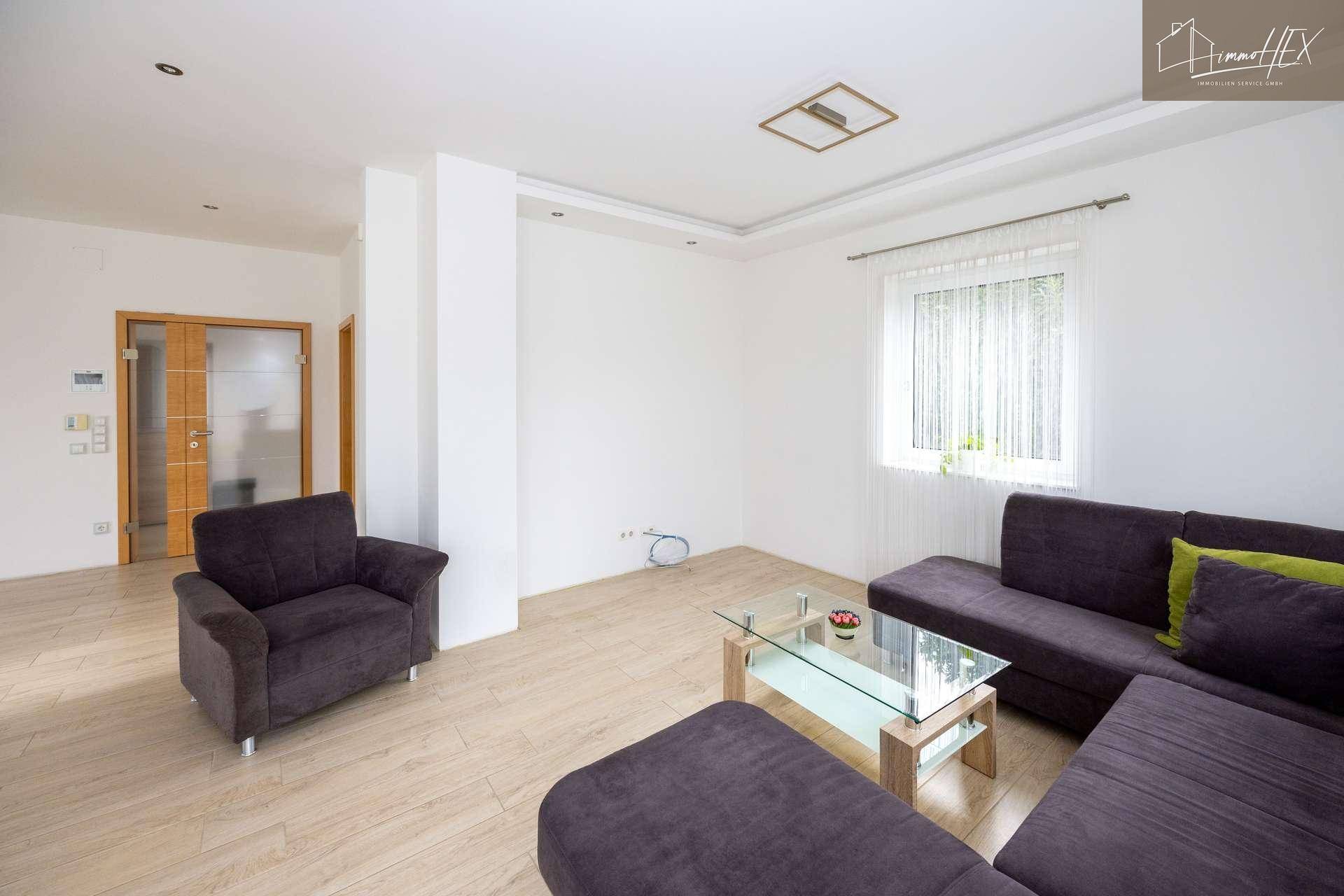 Heller Wohnbereich mit Ecksofa und Couchtisch, bereit für individuelle Gestaltung.