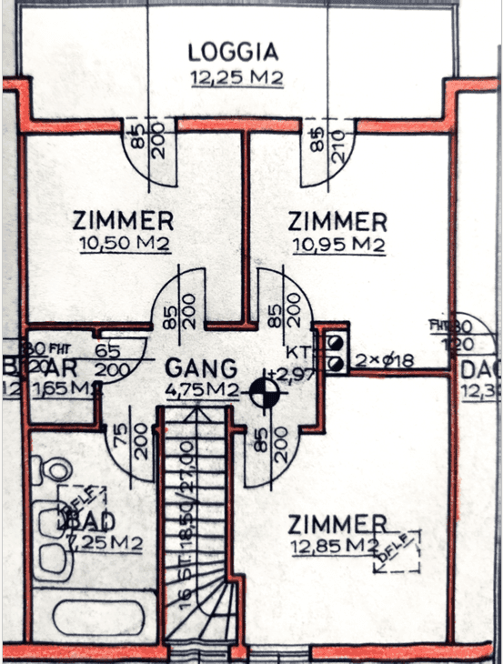 Grundriss des Obergeschosses mit drei Zimmern, Bad, Flur und einer großzügigen Loggia.