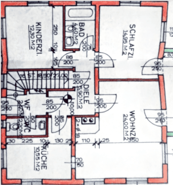 Grundriss des Erdgeschosses mit Wohnzimmer, Küche, Schlafzimmer, Kinderzimmer, Bad und separatem WC.
