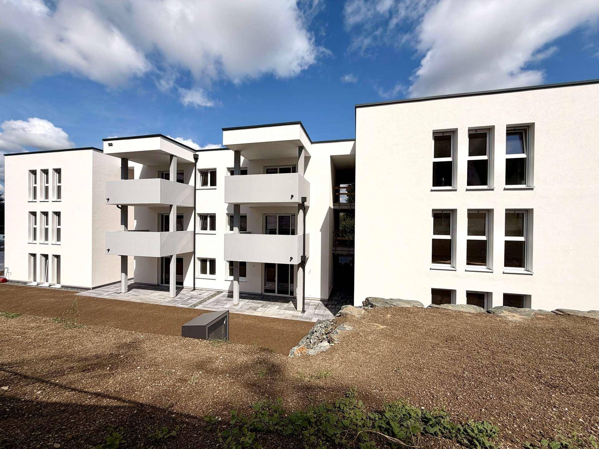 Außenansicht des neu errichteten Gebäudes mit klaren Linien und hellen Fassaden.