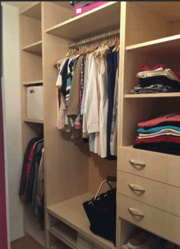 Begehbarer Kleiderschrank mit Regalen, Schubladen und Kleiderstangen für viel Stauraum.