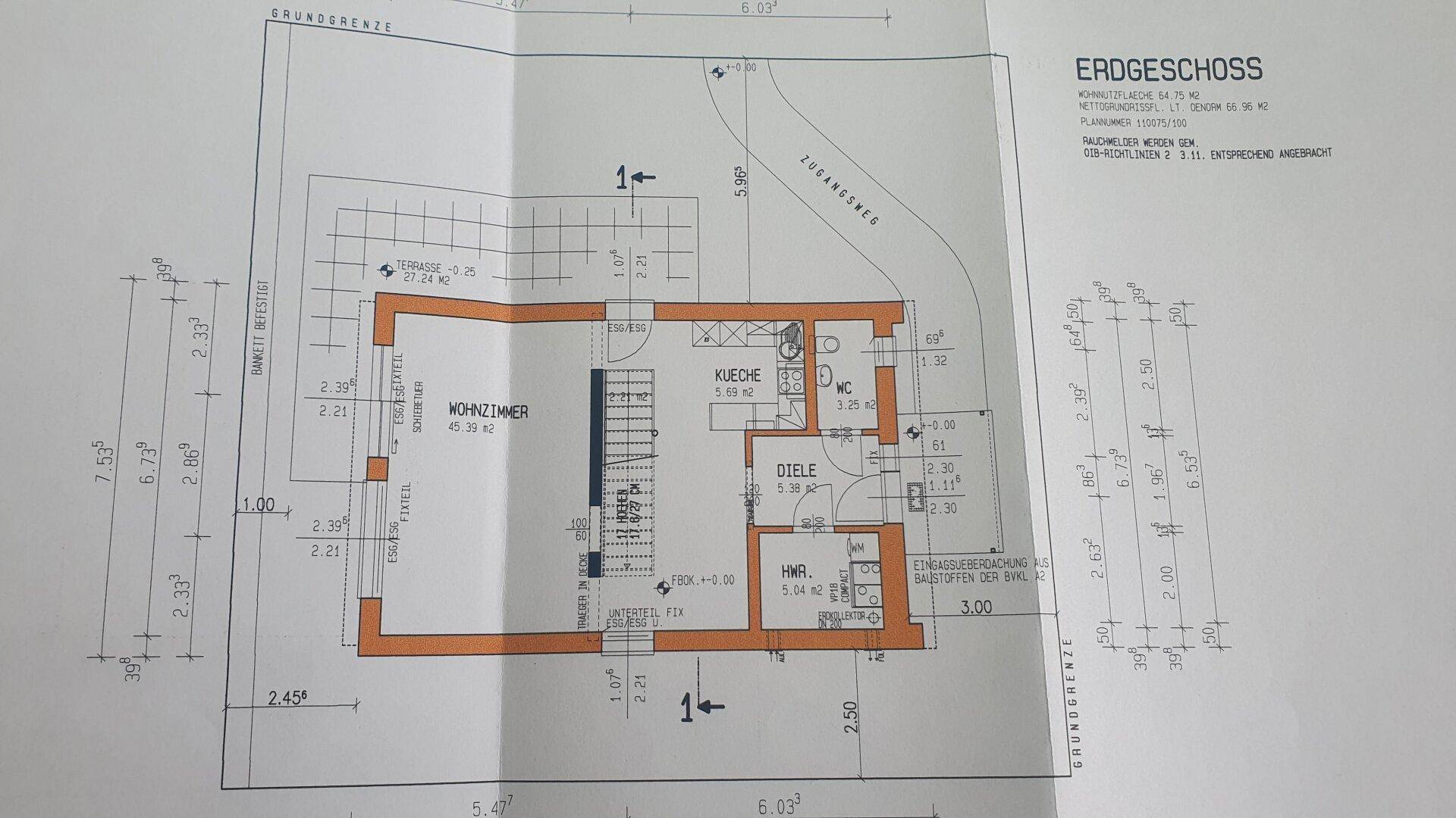 Grundriss des Erdgeschosses mit Wohnzimmer, Küche, Diele und Terrasse.