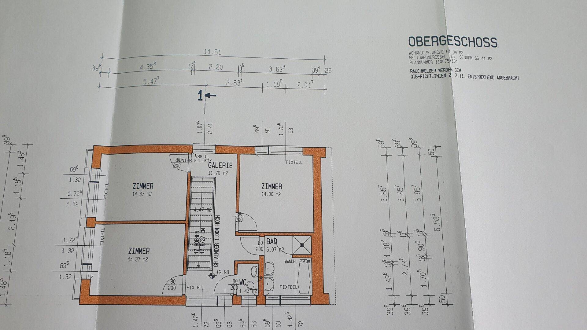 Grundriss des Obergeschosses mit drei Zimmern, Bad und Galeriebereich.
