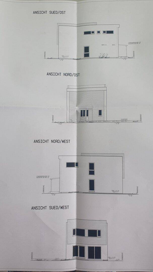 Architektonische Ansichten des Gebäudes aus verschiedenen Himmelsrichtungen.