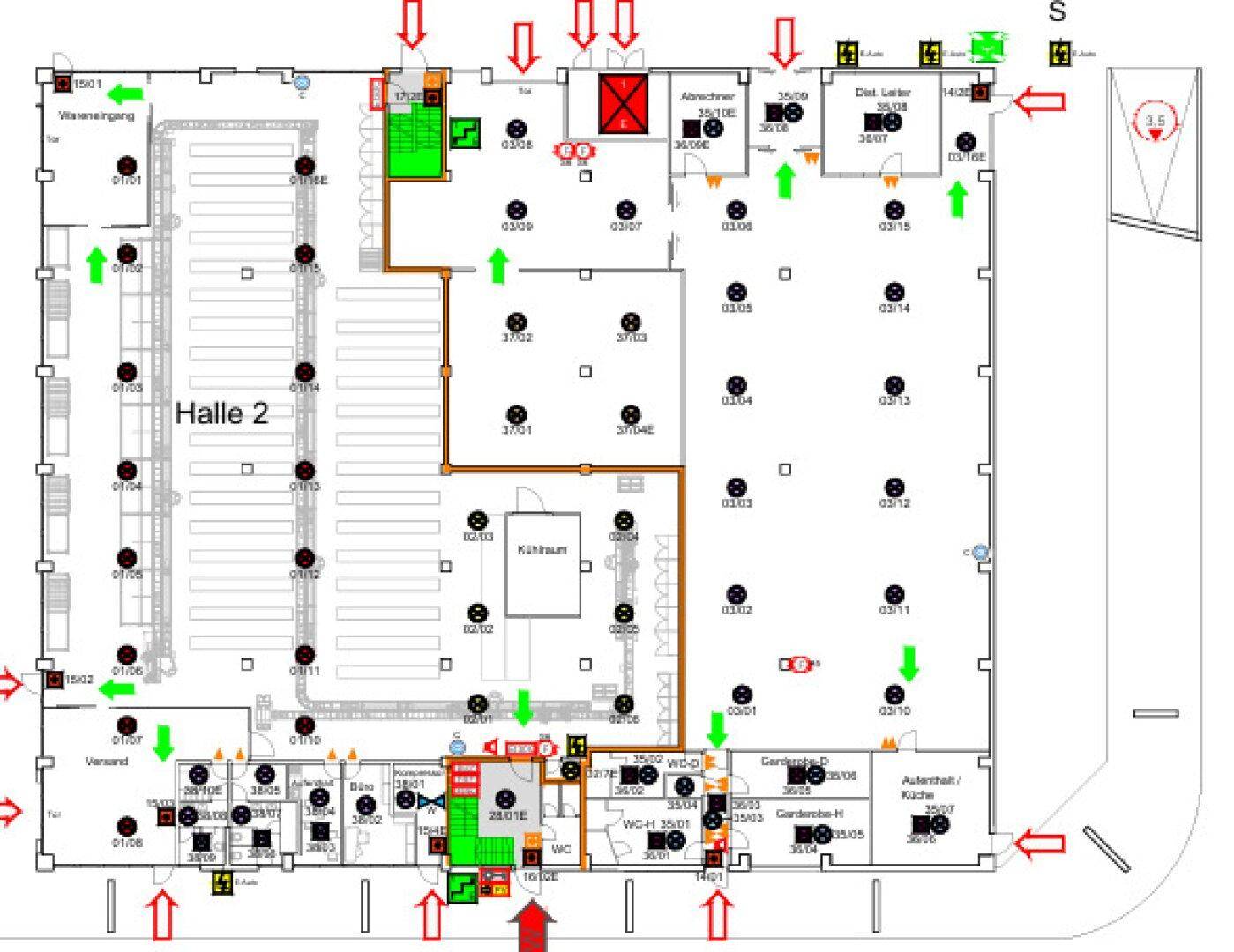 Detaillierter Grundriss mit verschiedenen Räumen, einschließlich einer großen Halle, und technischen Symbolen.