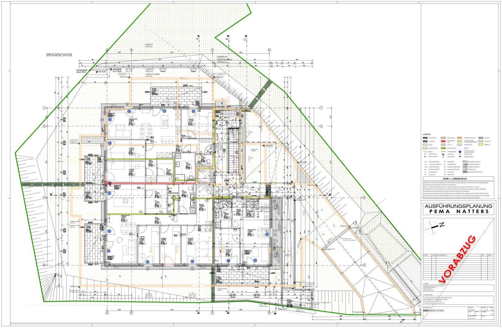 Detaillierter Grundriss des Erdgeschosses mit mehreren Wohneinheiten und Außenbereichen.