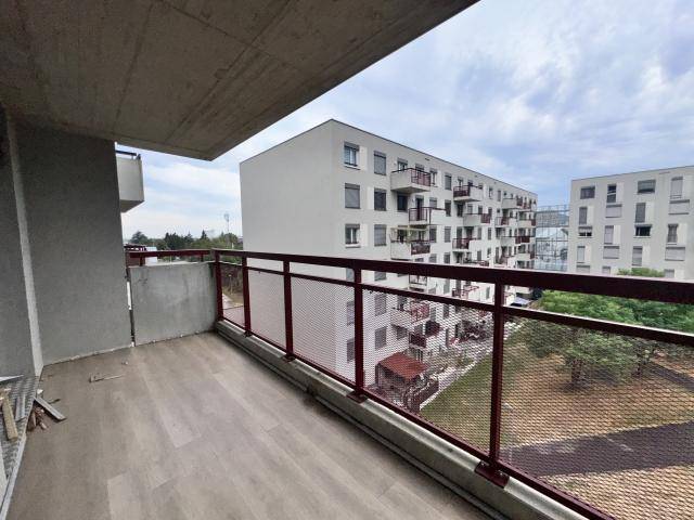 Balkon mit Blick auf umliegende Wohngebäude, ausgestattet mit einem Metallgeländer.