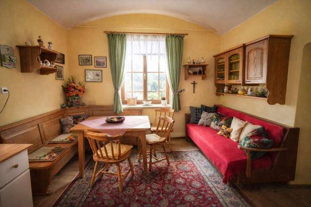 Gemütlicher Essbereich mit Holzbänken, einem Holztisch und gelben Wänden in traditionellem Stil.