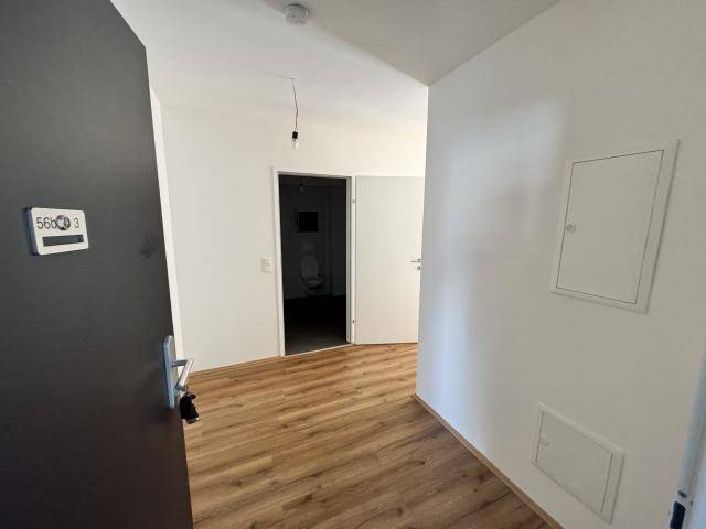 Blick von einem Balkon auf einen gemeinschaftlichen Innenhof mit Spielplatz und Wohngebäuden.