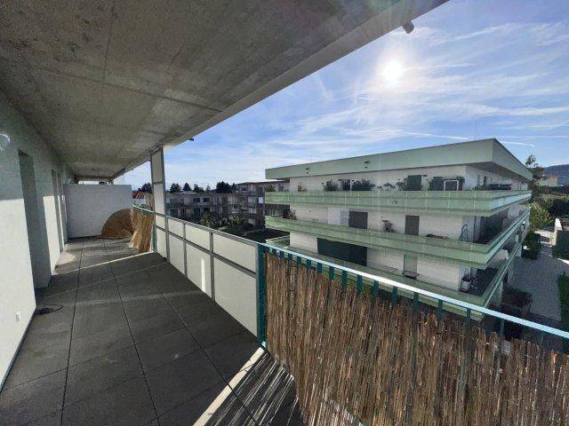 Geräumige Terrasse mit Blick auf die Umgebung und Sichtschutz aus Bambus.