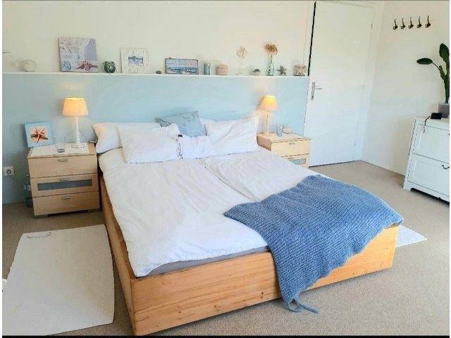 Schlafzimmer mit Doppelbett, Nachttischen und heller, freundlicher Einrichtung.