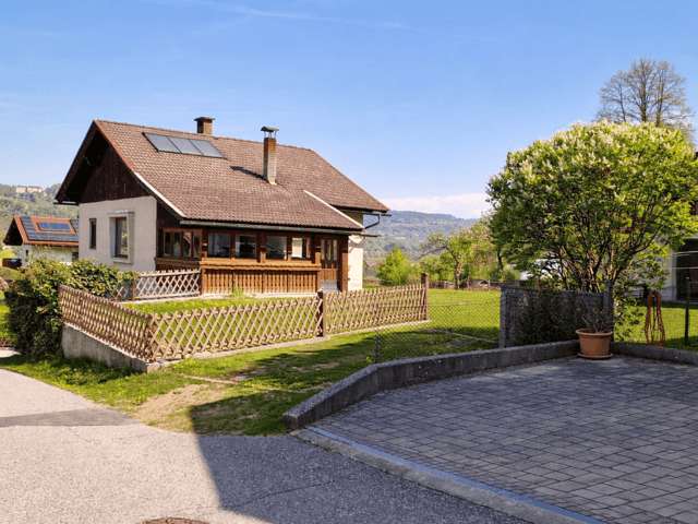 Charmantes Einfamilienhaus mit Satteldach, Photovoltaikanlage und gepflegtem Gartenbereich.