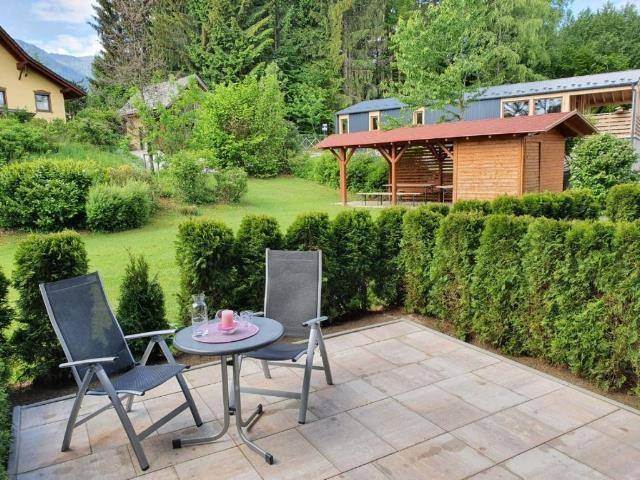 Gemütliche Terrasse mit Gartenmöbeln und einem schönen Blick ins Grüne.