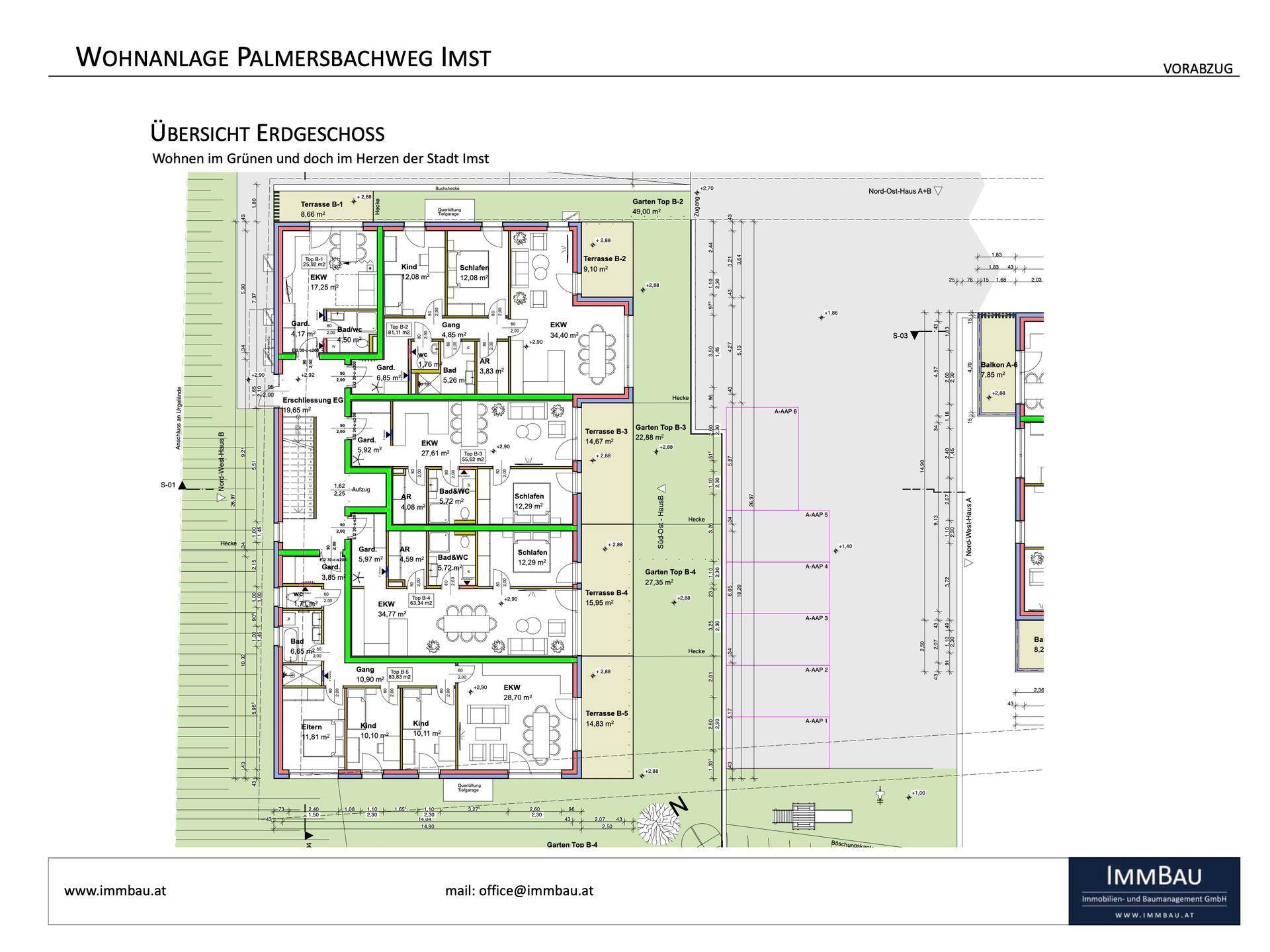 Übersichtsplan des Erdgeschosses mit mehreren Wohneinheiten, Terrassen und privaten Gartenbereichen.