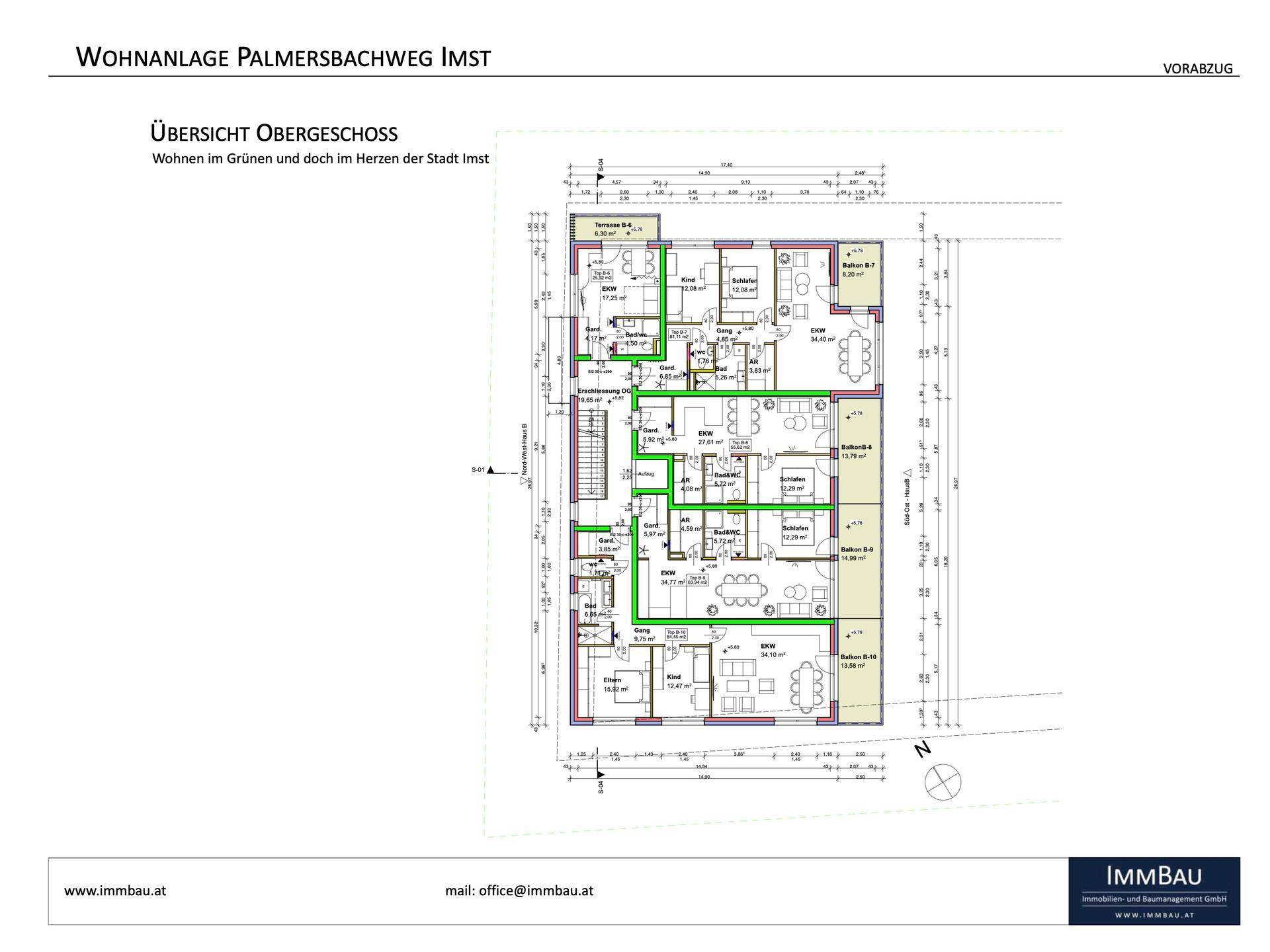 Übersichtsgrundriss des Obergeschosses einer Wohnanlage mit mehreren Wohneinheiten und Balkonen.