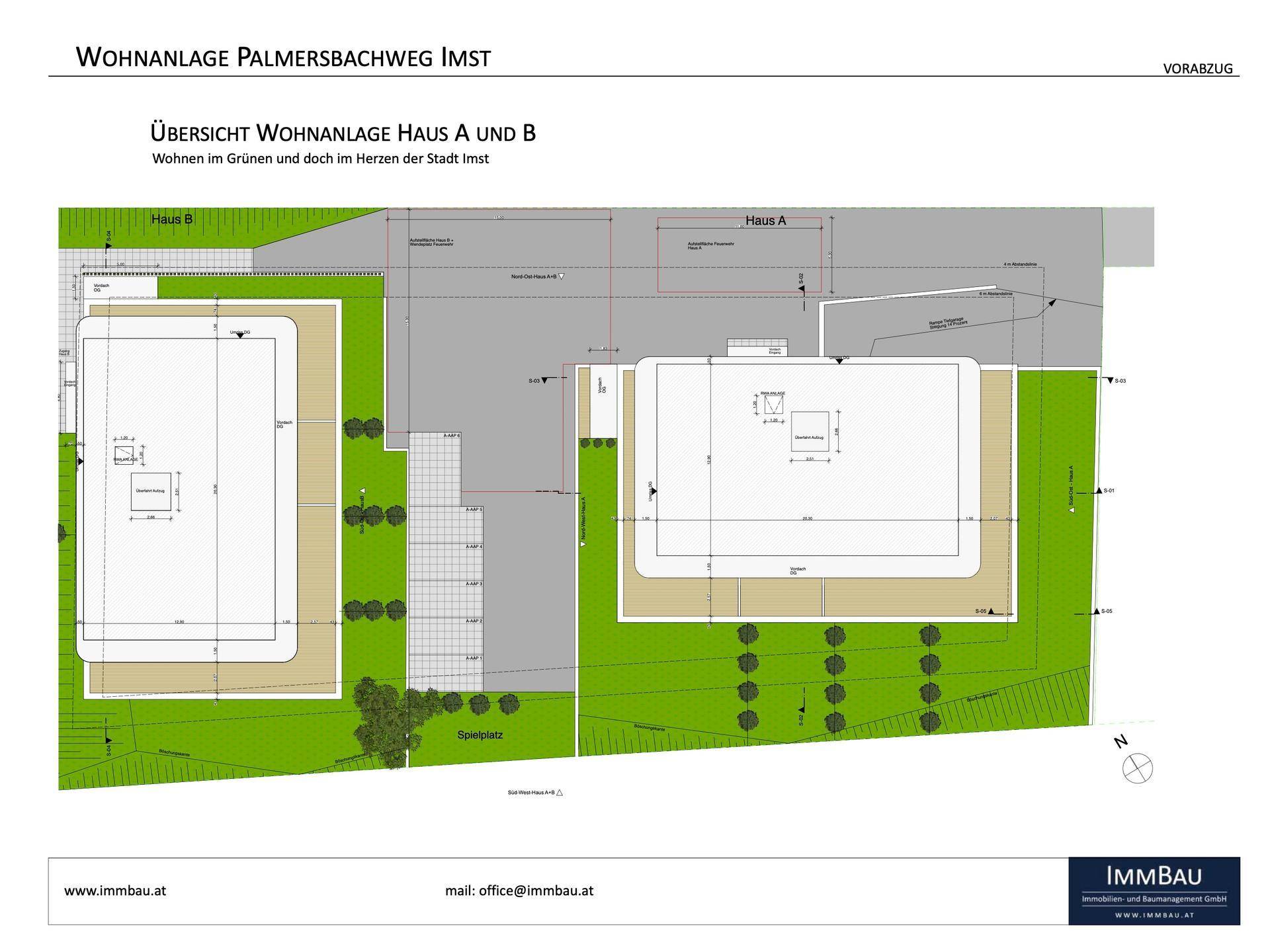 Übersichtsplan der Wohnanlage mit zwei Gebäuden, Grünflächen und einem Spielplatz.