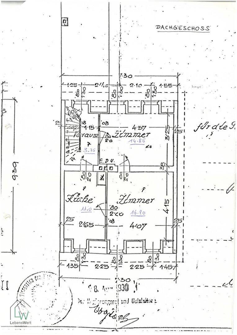 Grundriss des Dachgeschosses mit Zimmern und Küche.
