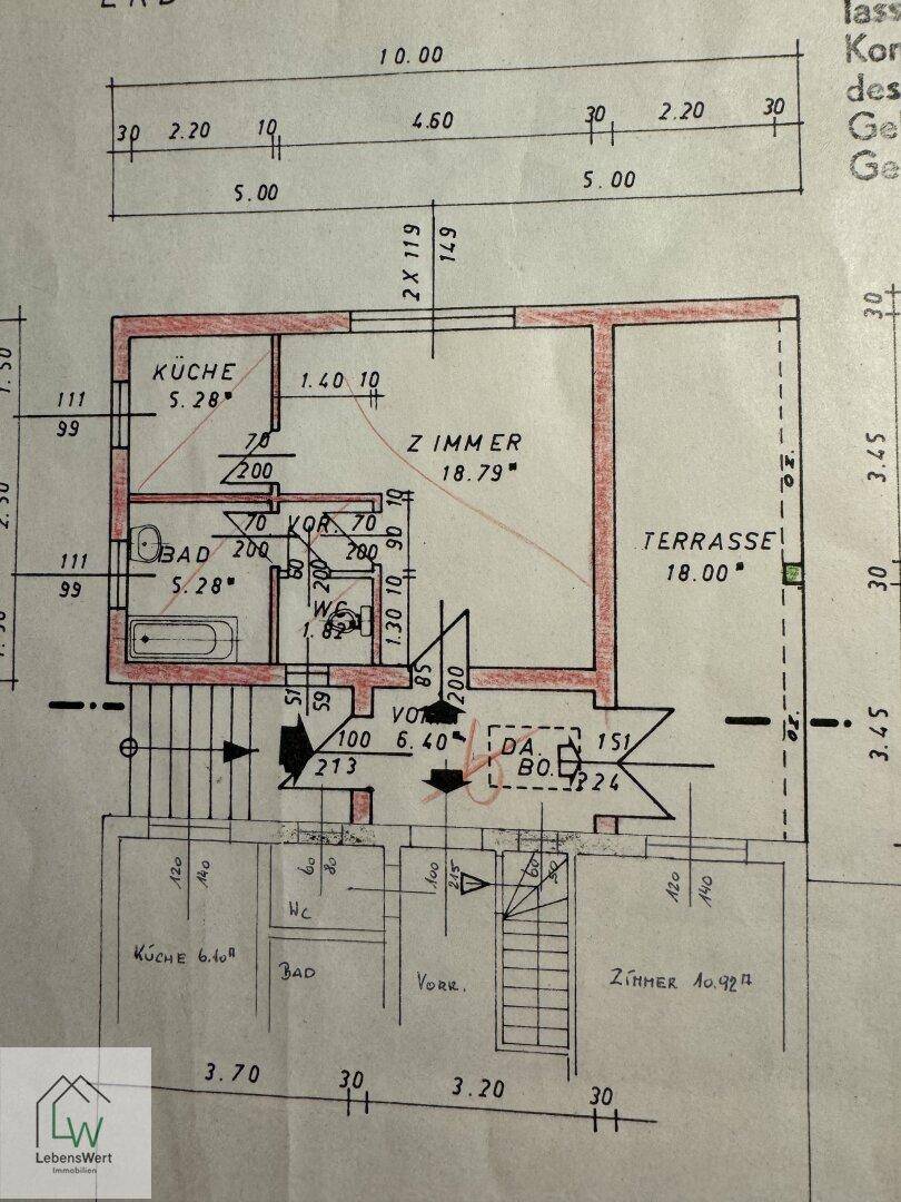 Grundriss einer weiteren Etage mit Küche, Bad, Zimmer und einer großen Terrasse.