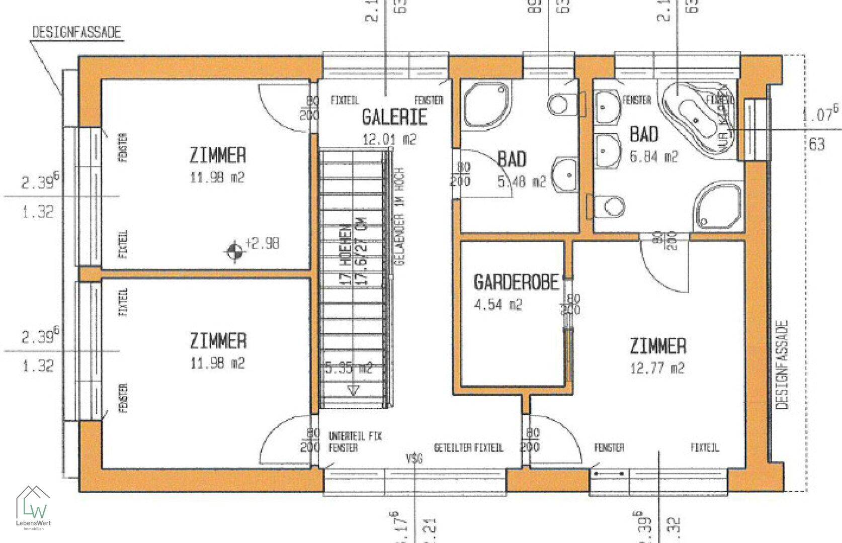 Grundriss des Obergeschosses mit Schlafzimmern, zwei Bädern und Galerie.