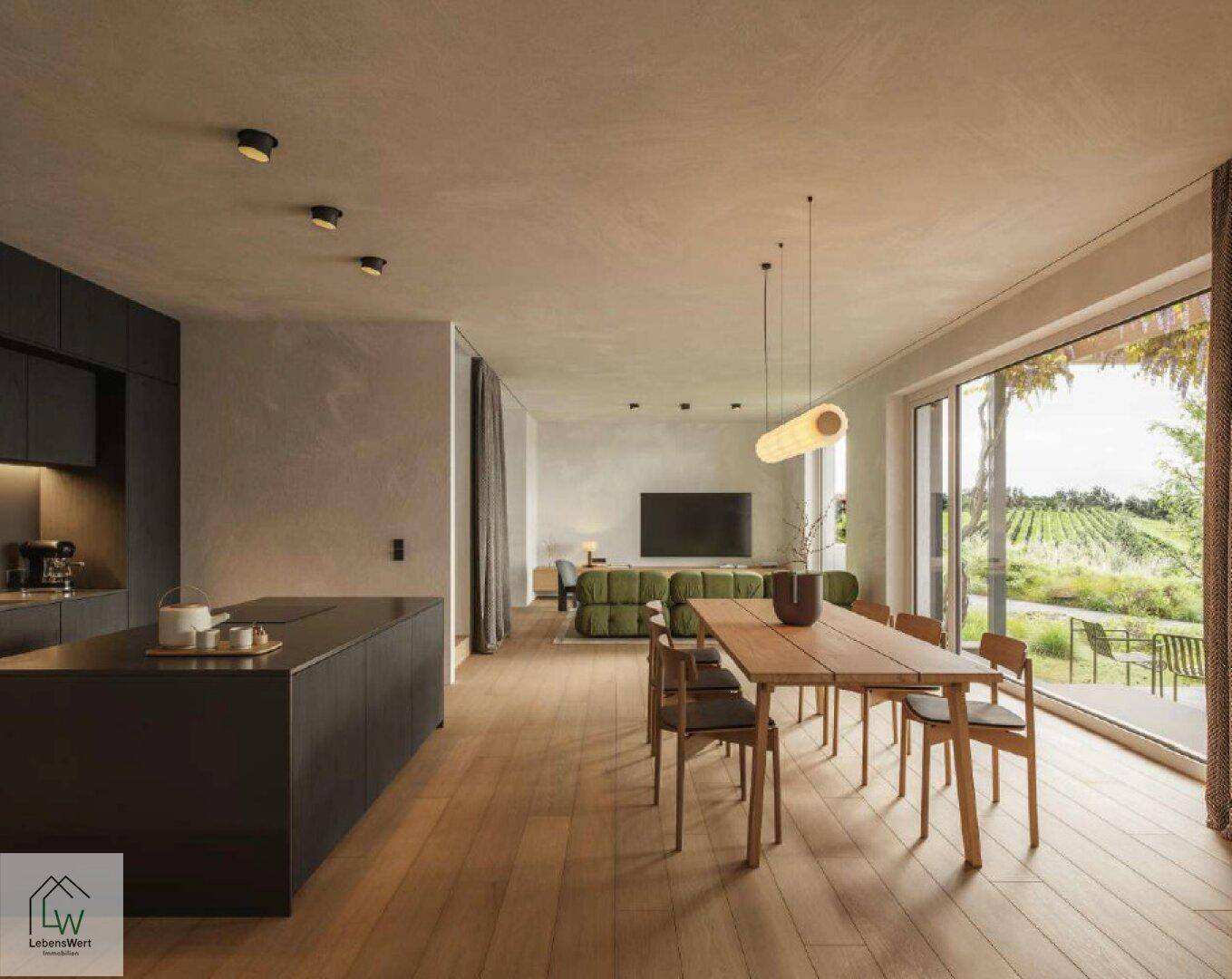 Lichtdurchfluteter offener Wohn-Essbereich mit moderner Küche, Holzboden und weitem Blick auf die Weinberge.