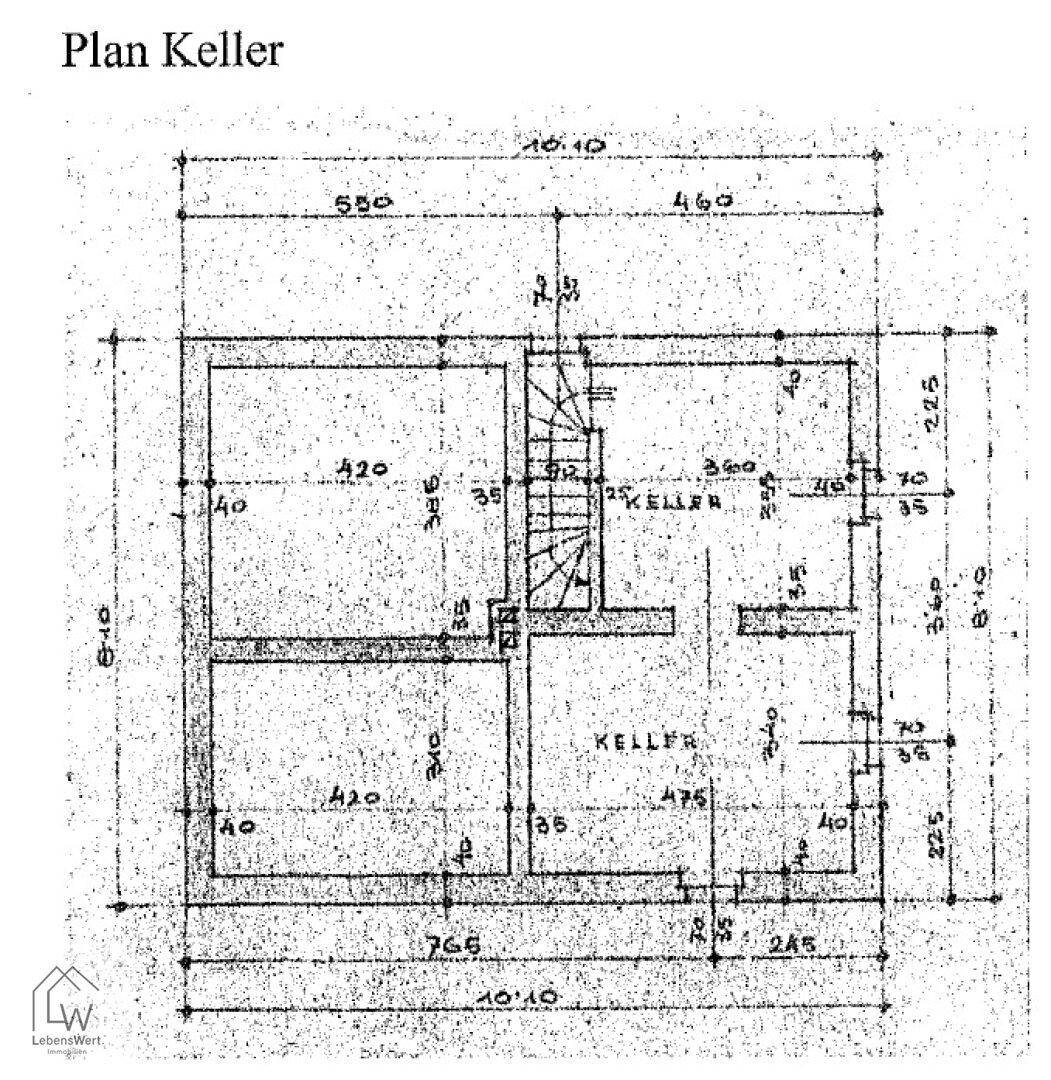 Grundriss des Kellers mit mehreren Kellerräumen und Treppenabgang.