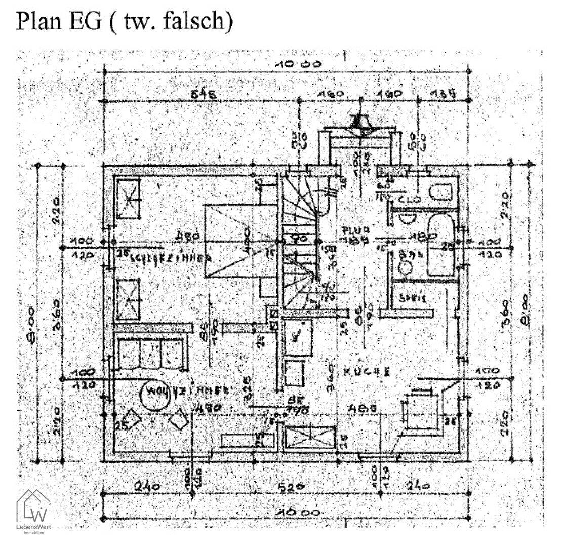 Grundriss des Erdgeschosses mit Wohnzimmer, Küche, Bad und Speisekammer.