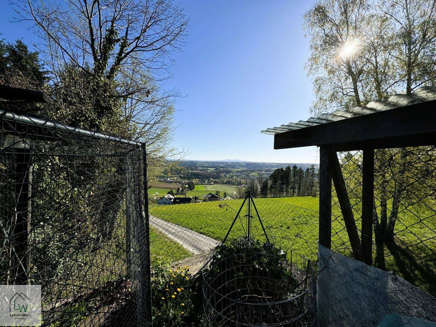 Weitläufiger Blick über die grüne Landschaft und die umliegende Natur.