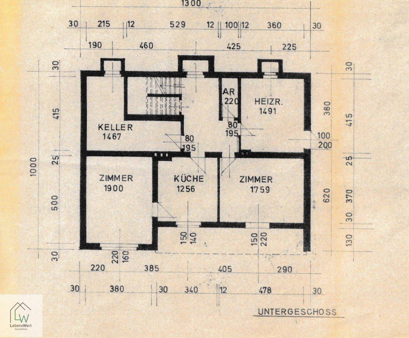 Grundriss des Untergeschosses mit Keller, Zimmern, Küche und Heizraum.