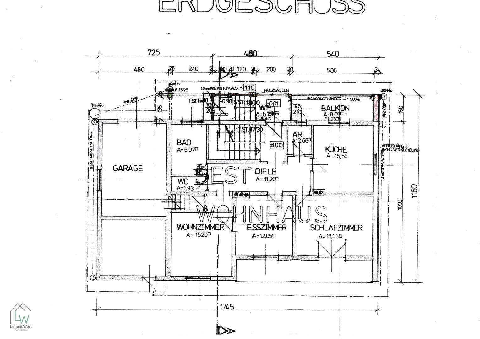 Grundriss des Erdgeschosses mit Garage, Wohnzimmer, Esszimmer, Küche und Balkon.