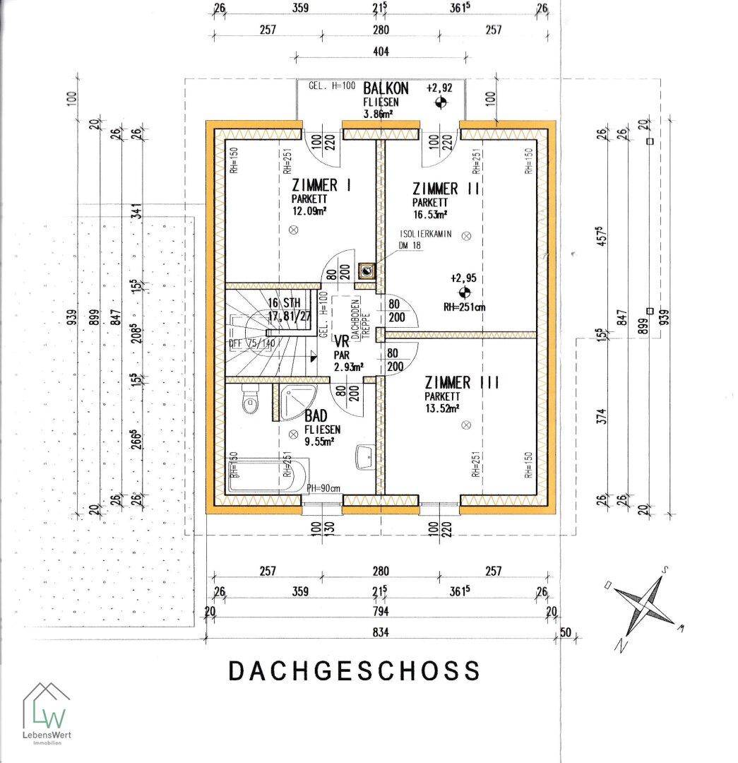 Grundriss des Dachgeschosses mit drei Zimmern, Bad und Balkon.