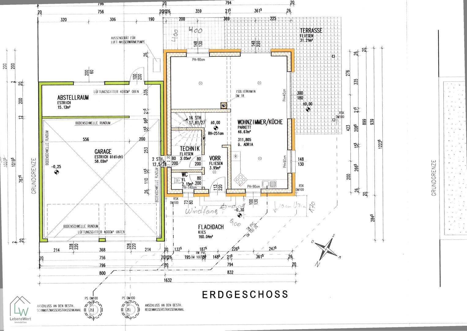 Grundriss des Erdgeschosses mit Wohnzimmer, Küche, Technikraum und Garage.