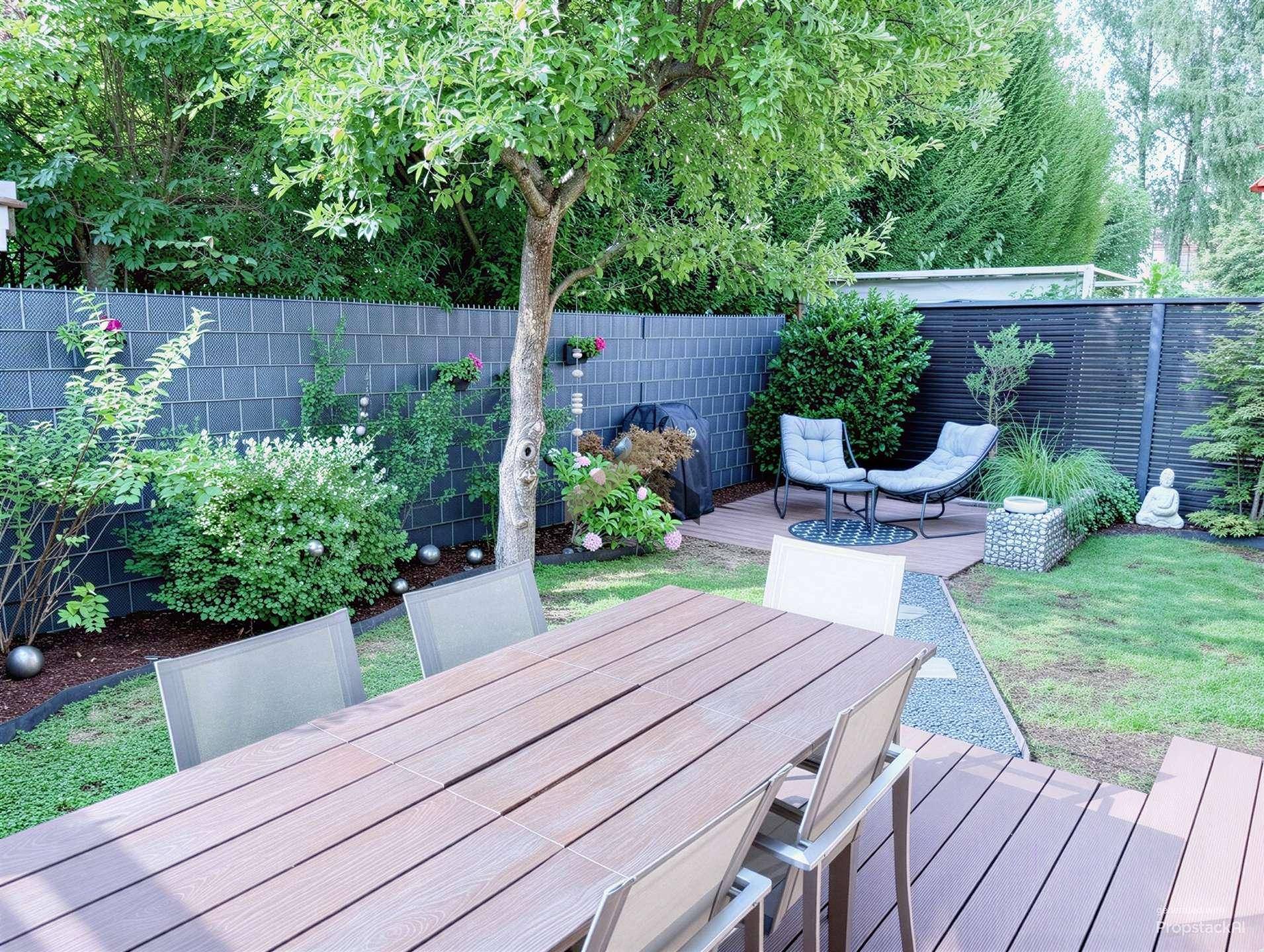 Gepflegter Garten mit Holzterrasse, großem Esstisch und gemütlicher Lounge-Ecke im Grünen.