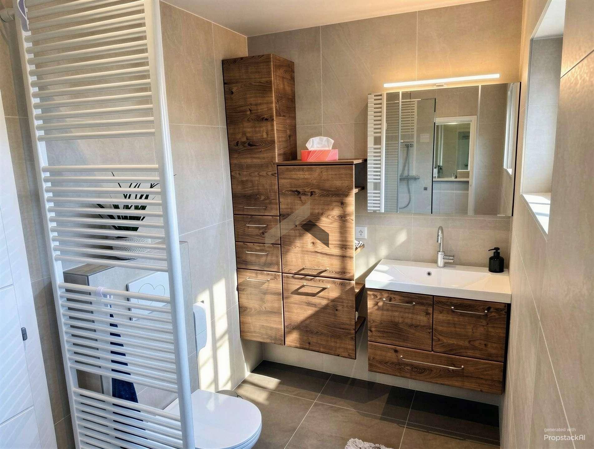 Modernes Badezimmer mit Holzwaschtisch, Spiegelschrank und beheiztem Handtuchhalter.