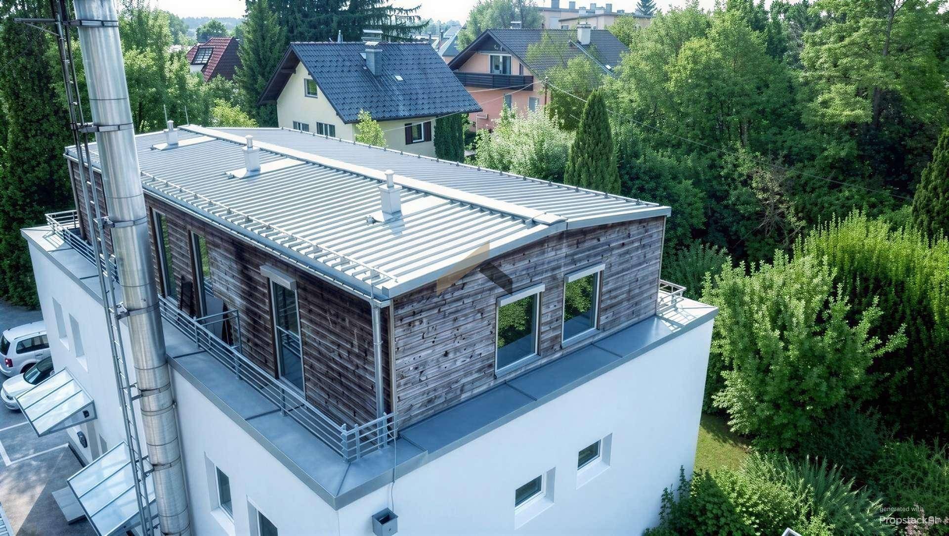 Detailansicht des oberen Stockwerks mit Holzfassade und Flachdach in grüner Umgebung.