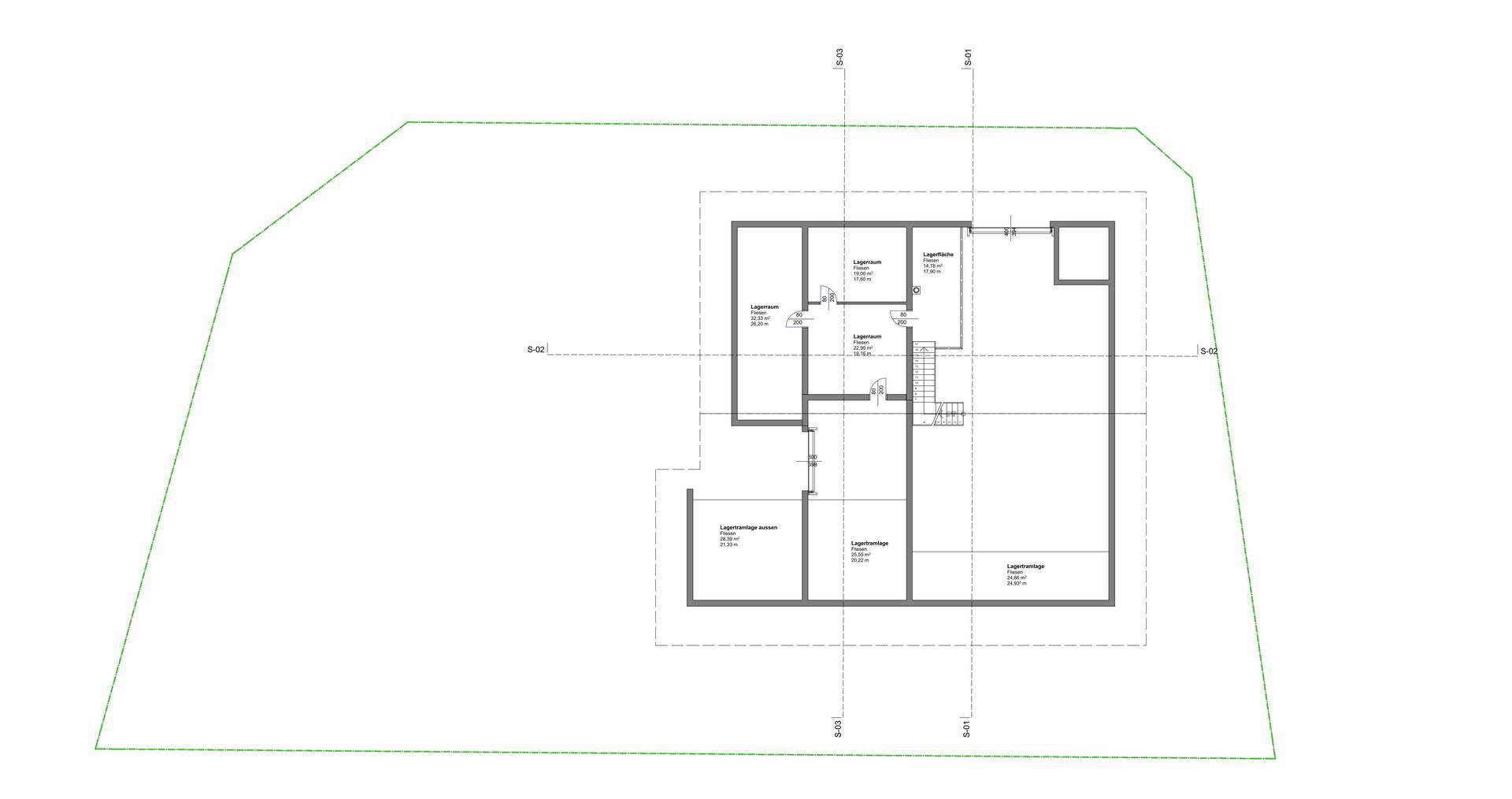 Grundriss des Obergeschosses mit mehreren Räumen und einer zentralen Treppe, die die Ebenen verbindet.