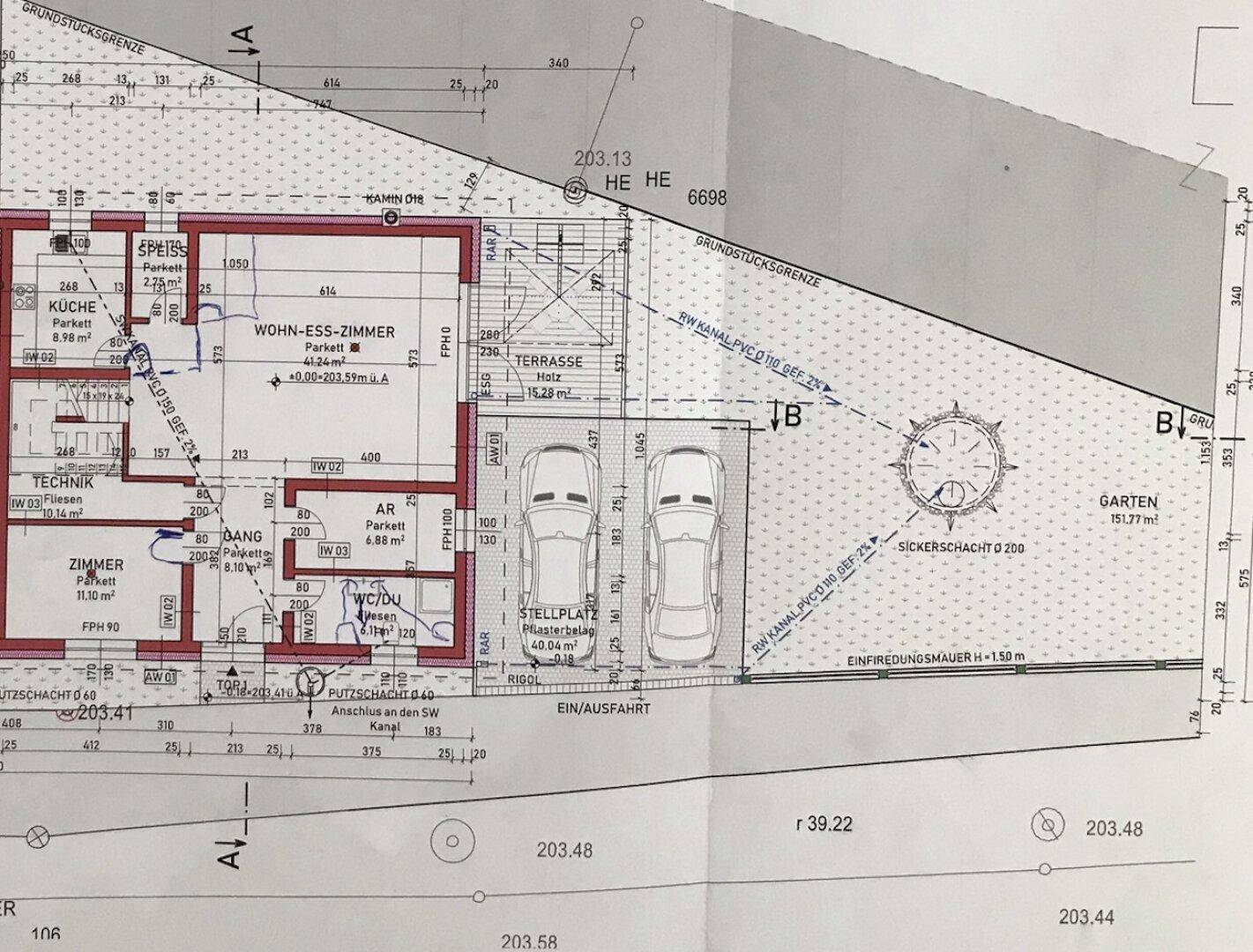 Grundriss des Erdgeschosses mit Wohn-Esszimmer, Küche und Stellplätzen.
